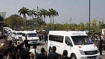 Xe tang chở các nạn nhân rời sân bay Kuala Lumpur.