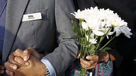 Các nhân viên của Malaysia Airlines mang hoa trắng để tưởng niệm các nạn nhân.