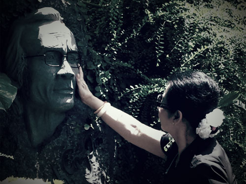 Khánh Ly viếng mộ Trịnh Công Sơn nhân chuyến về nước tháng 5/2014.