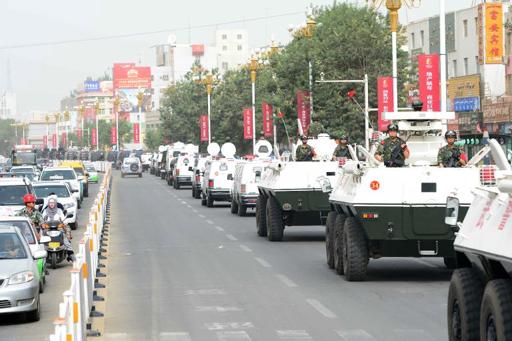 Lực lượng an ninh tham gia một cuộc diễn tập quân sự ở Tân Cương hồi tháng 6.