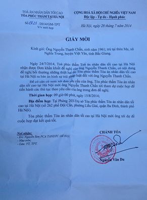 Ông Nguyễn Thanh Chấn đang chăm sóc vợ tại nhà riêng ở huyện Việt Yên - Bắc giang.