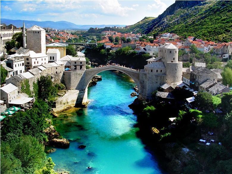 Cầu tại thị trấn Mostar, tại Bosnia