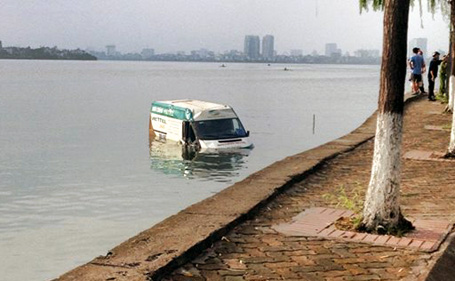 Hình ảnh chiếc xe nằm dưới hồ khi chưa được phủ bạt (Ảnh: facebook otofun.net)
