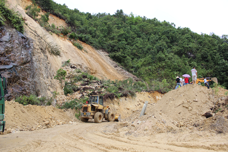 Hàng nghìn mét khối đất đá sạt lở khiến giao thông trên tuyến QL 4D bị tê liệt.
