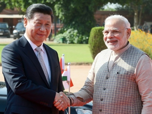 Chủ tịch Trung Quốc Tập Cận Bình hôm 18/9 bắt tay với Thủ tướng Ấn Độ Narendra Modi