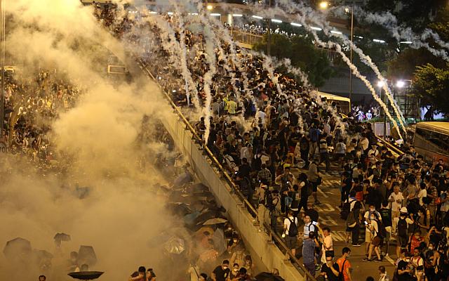 Hồng Kông hỗn loạn trong đêm 28-9. Ảnh: Reuters
