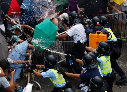 Người biểu tình và cảnh sát giằng co ngày 28-9. Ảnh: Reuters