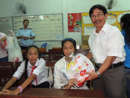Thầy Huỳnh Thúc Tịnh phát quà trung thu cho học trò