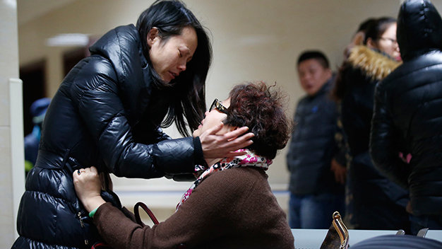 Những thân nhân người bị nạn trong vụ giẫm đạp xảy ra tối qua tại Thượng Hải - Ảnh: Reuters
