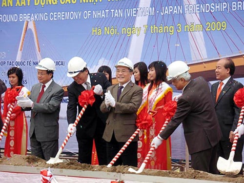 Chủ tịch Quốc hội Nguyễn Sinh Hùng (thời điểm năm 2009 là Phó Thủ tướng thường trực Chính phủ) cùng các đại biểu phát lệnh khởi công dự án xây dựng cầu Nhật Tân (ngày 7/3/2009). Cầu Nhật Tân có tổng mức đầu tư 13.626 tỷ đồng 