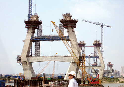 Thi công chân trụ tháp trên cầu chính sử dụng hệ thống ván khuôn trượt và thanh chống. Phần cầu chính cầu Nhật Tân bao gồm 5 trụ tháp từ P12 đến P16