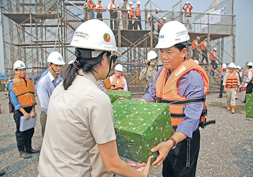 Bộ trưởng Bộ GTVT Đinh La Thăng luôn quan tâm, dành thời gian thị sát tiến độ, chất lượng dự án xây dựng cầu Nhật Tân và động viên kịp thời những nỗ lực của đội ngũ kỹ sư, công nhân thi công cầu