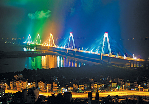 Khi màn đêm buông xuống, cầu Nhật Tân trở nên lung linh. Thủ đô Hà Nội và đất nước Việt Nam có thêm một công trình kỳ vĩ mang tầm thế giới