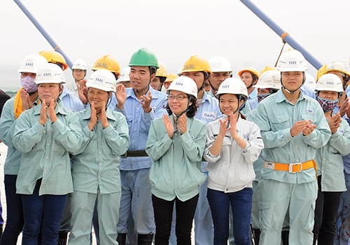 Những người thợ cầu của Công ty IHI Infrastructure Systems Co.Ltd hân hoan  trong ngày hợp long 15/4/2014