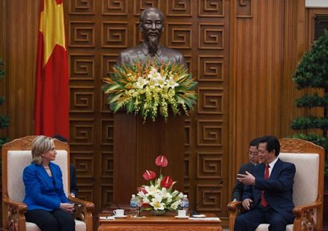 Bà Hillary trong cuộc gặp với Thủ tướng Nguyễn Tấn Dũng tại văn phòng Thủ tướng. (Ảnh: