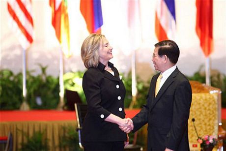Bà Hillary gặp gỡ Bộ trưởng Ngoại giao Việt Nam Phạm Gia Khiêm. (Ảnh: