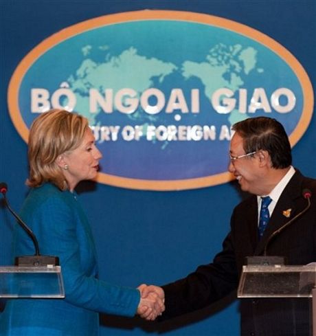 Bà Hillary gặp gỡ Bộ trưởng Ngoại giao Việt Nam Phạm Gia Khiêm. (Ảnh: