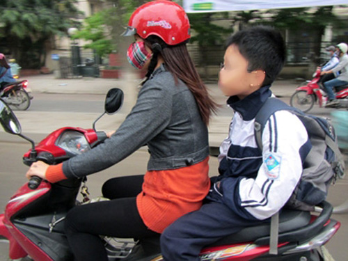 Từ 10-4, người lớn đi xe máy chở trẻ em không đội mũ bảo hiểm sẽ bị phạt - Ảnh: VNN