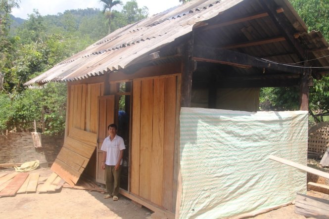Căn nhà của ông Lô Văn Bình đang được dựng tạm sau vụ thảm án - Ảnh: Doãn Hòa