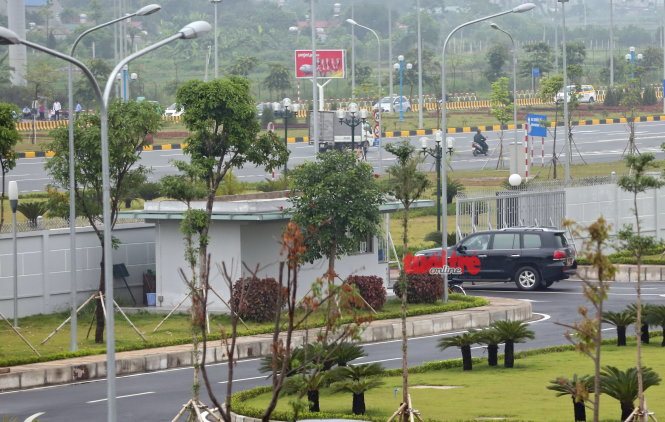 Xe đón Đại tướng Bộ trưởng Phùng Quang Thanh đi qua khu vực VIP tại sân bay Nội Bài về nhà - Ảnh: Việt Dũng