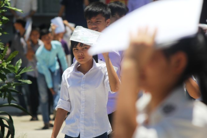 Sĩ tử Nghệ An ra về sau khi làm xong phần thi môn văn tại điểm thi Trường ĐH Vinh, Nghệ An - Ảnh: Doãn Hòa