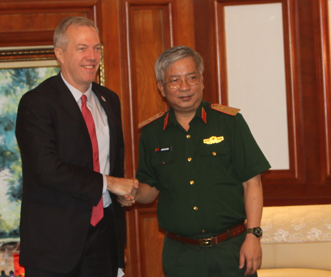Thứ trưởng Bộ Quốc phòng Nguyễn Chí Vịnh bắt tay đại sứ Hoa Kỳ Ted Osius - Ảnh: V.V.Thành