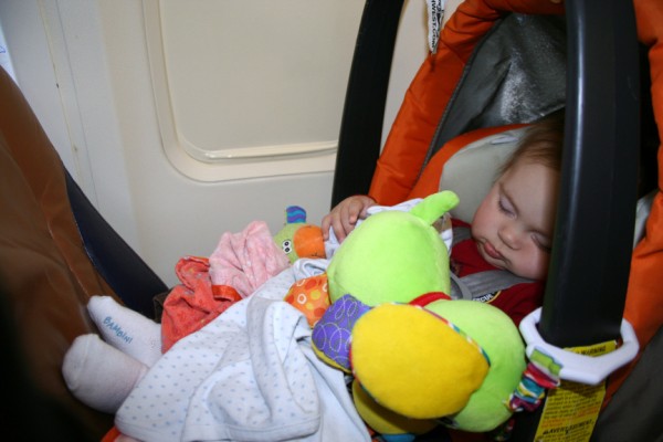 Em bé được tặng gấu bông khi lên chuyến bay - Ảnh: havebabywilltravel.com
