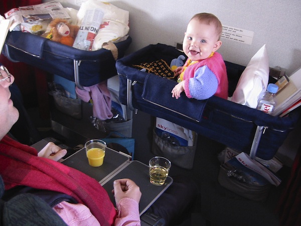 Một hãng hàng không còn có cả xe riêng dành cho bé trên chuyến bay - Ảnh: frugal-mama.com