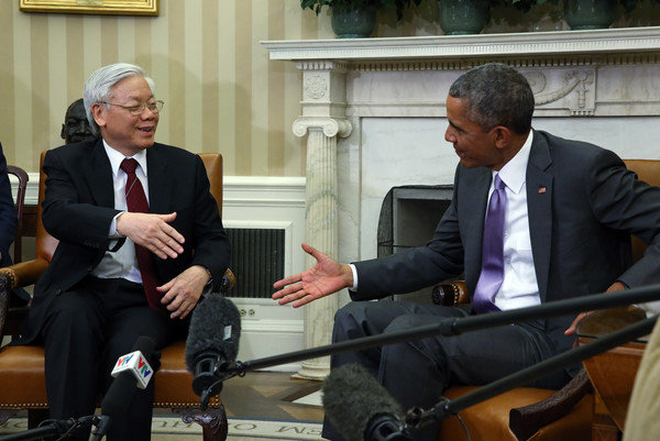			Tổng bí thư Nguyễn Phú Trọng (bìa trái) và Tổng thống Barack Obama hội kiến tại Nhà Trắng - Ảnh: Zimbio			