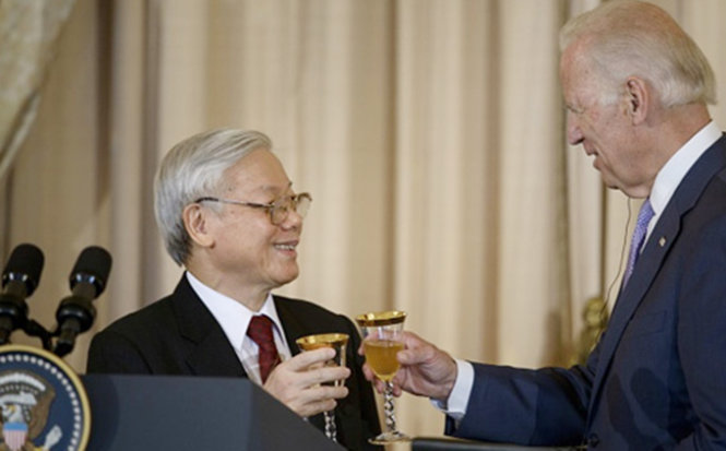  Tổng bí thư Nguyễn Phú Trọng và Phó tổng thống Mỹ Joe Biden nâng ly chúc mừng - Ảnh: Reuters