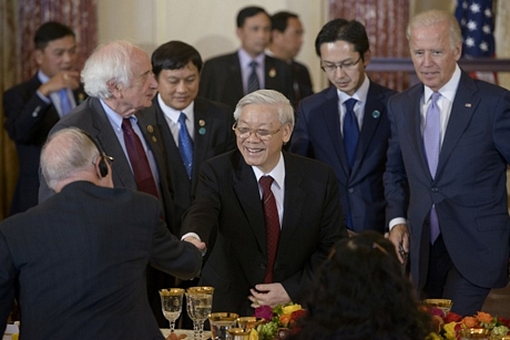 Tổng Bí thư Nguyễn Phú Trọng bắt tay một quan chức Hoa Kỳ tại bữa tiệc.