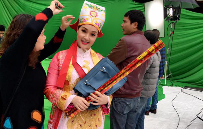 Nghệ sĩ Vân Dung mặc trang phục để ghi hình chương trình Táo quân 2016.