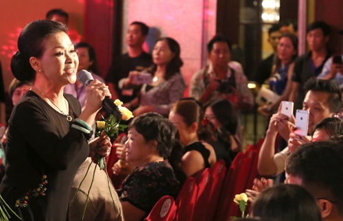 Khánh Ly hát tại TP HCM trong đêm nhạc thiện nguyện Vòng tay nhân ái quy tụ nhiều ca sĩ