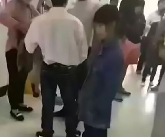 Bé gái 12 tuổi (áo xanh) bị bán sang Trung Quốc làm vợ. (Ảnh: Mirror)