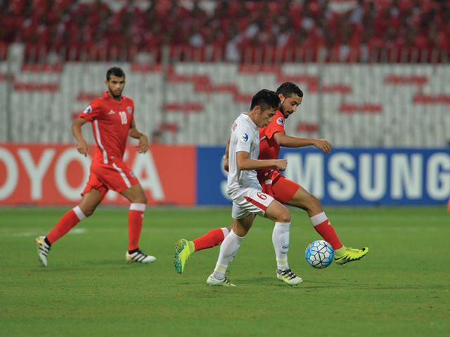   Các cầu thủ Bahrain gần như có ít cơ hội tiếp cận cầu môn của Tiến Dũng  
