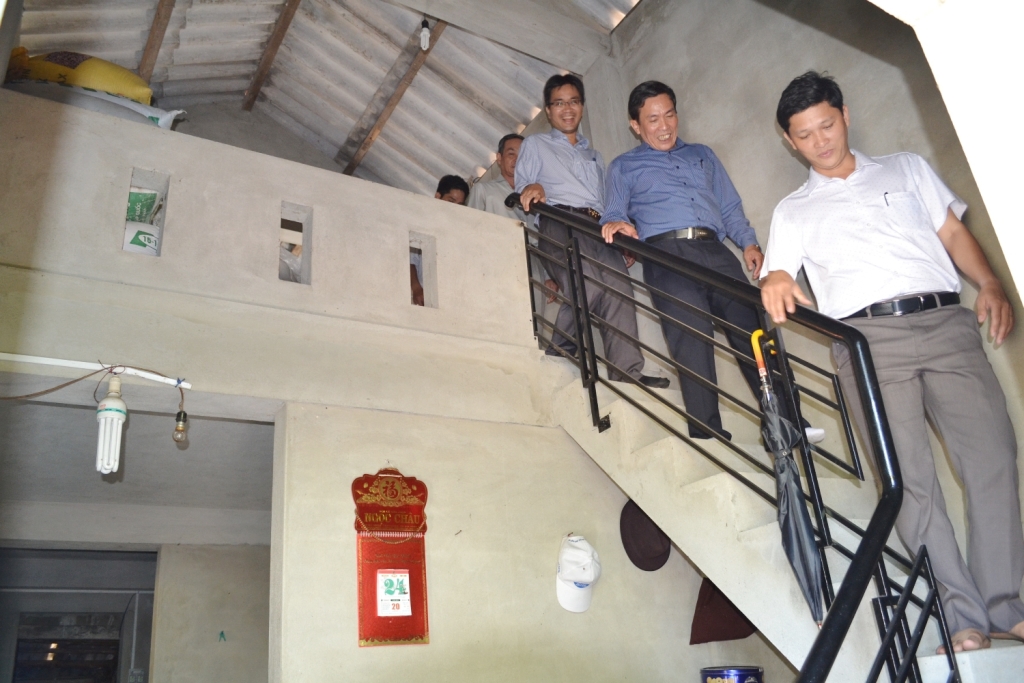 Đoàn làm việc Sở Xây dựng tỉnh Thừa Thiên Huế kiểm tra 1 căn nhà phòng tránh bão lụt vừa hoàn thành