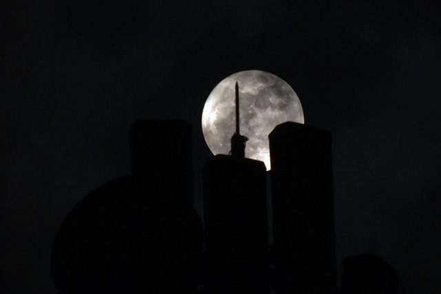   Lấp ló sau các dãy nhà cao tầng, có thể dễ dàng nhận ra mặt trăng lớn hơn bình thường.  