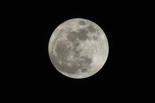   Khoảng 19h30, trăng đã lên cao, đạt cực đại. Mặt trăng lúc này được cho là lớn hơn 14% so với thông thường.  