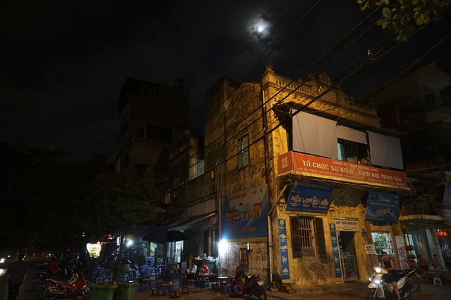   Mặt trăng lên cao phía trên một ngôi nhà cổ. Buổi tối có siêu trăng cũng là ngày rằm, không gian đêm tràn ngập ánh trăng sáng hiếm có.  