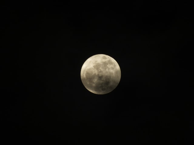   Thỉnh thoảng mặt trăng cũng bị mây che khuất. Tuy nhiên, thời tiết ở Hà Nội trong buổi tối diễn ra siêu trăng được đánh giá là thuận lợi, nhất là ở thời điểm đầu mùa Đông vốn nhiều mây mù.  