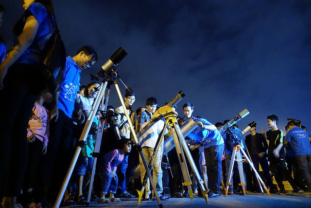   Loạt ống thiên văn dàn hàng trên quảng trường SVĐ Mỹ Đình để phục vụ ngắm siêu trăng.  