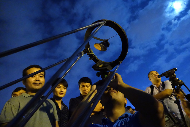   Trong số những người tập trung ở khu vực quảng trường SVĐ Mỹ Đình để ngắm siêu trăng, có nhiều người thuộc các câu lạc bộ thiên văn ở Hà Nội. Họ mang tới cả những vật dụng quan sát khá lạ mắt đối với người ngoại đạo.  