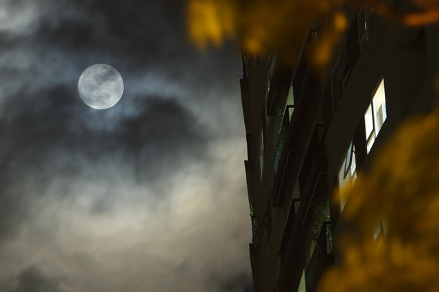   Tối 14/11, siêu trăng xuất hiện khá sớm, từ khoảng 18h, mọc lên bên các tòa nhà cao tầng ở phía Tây - Nam Hà Nội.  