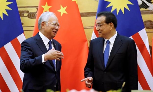 Thủ tướng Malaysia Najib Razak (trái) và người đồng nhiệm Lý Khắc Cường trong cuộc gặp tại Bắc Kinh. Ảnh: Reuters.
