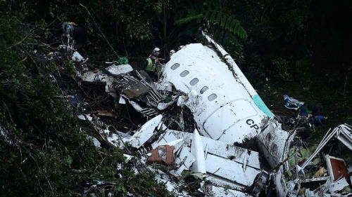 Hiện trường máy bay rơi ở Colombia. Ảnh: AFP