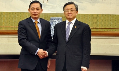 Thứ trưởng Ngoại giao Lê Hoài Trung và Thứ trưởng Ngoại giao Trung Quốc Lưu Chấn Dân. Ảnh: VOV.