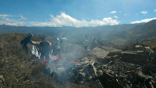 Hiện trường vụ rơi máy bay trên núi úi Lisuwa, thuộc vùng hẻo lánh Papua, Indonesia, sáng nay. Ảnh: AFP
