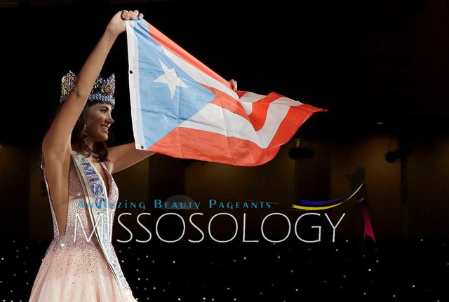   Tân hoa hậu Stephanie del Valle Díaz tự hào ôm cờ tổ quốc và sải bước đầy kiêu hãnh trên sân khấu trong đêm chung kết.  