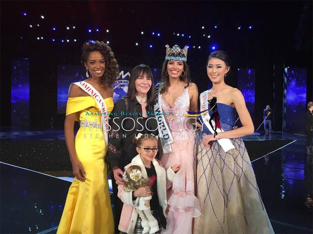   Tân hoa hậu cùng hai á hậu chụp ảnh cùng bà chủ tịch của tổ chức Hoa hậu Thế giới sau đêm chung kết.  