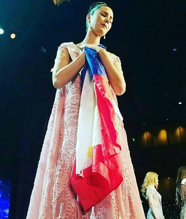   Hoa hậu Philippines buồn bã ôm quốc kỳ sau đêm chung kết Hoa hậu Thế giới 2016.  